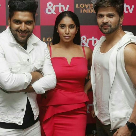 Neha Bhasin with Guru Randhawa and Himesh Reshammiya