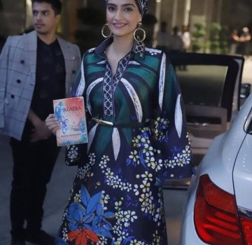 Sonam kapoor at Khalid Mohamed’s debut novel launch