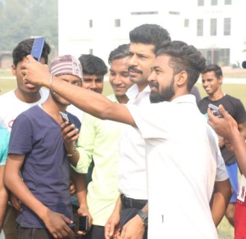 Video of Viineet Kumar playing cricket with students in Lucknow (2)