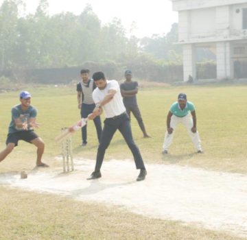 Video of Viineet Kumar playing cricket with students in Lucknow