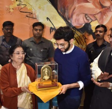 Aaditya Thackeray inaugurates Hridaynath Mangeshkar and family’s restaurant (3)