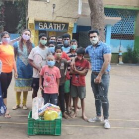 Corona warrior helps family in Philippine Embassy with two jumbo oxygen cylinders (5)