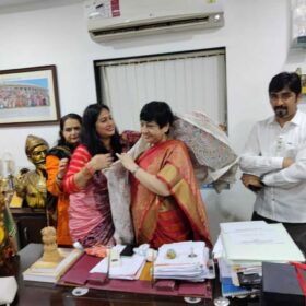 WEE – Women Entrepreneurs Enclave team received awards from Dr. Bharti Lavhekar, MLA Versova Vidhan Sabha (1)