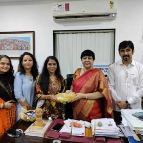 WEE – Women Entrepreneurs Enclave team received awards from Dr. Bharti Lavhekar, MLA Versova Vidhan Sabha (13)