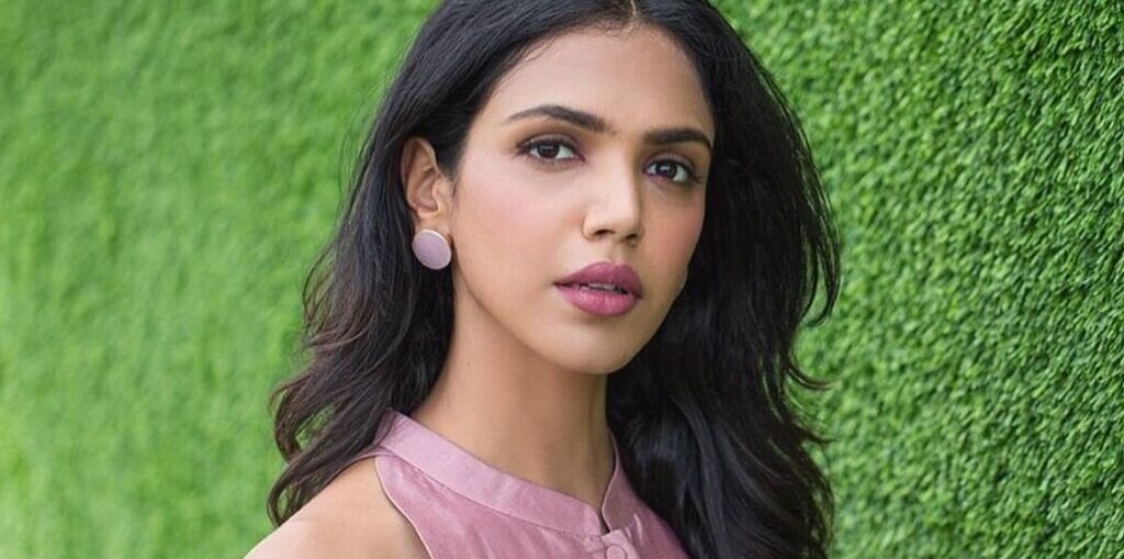 Shriya Pilgaonkar in Broken News