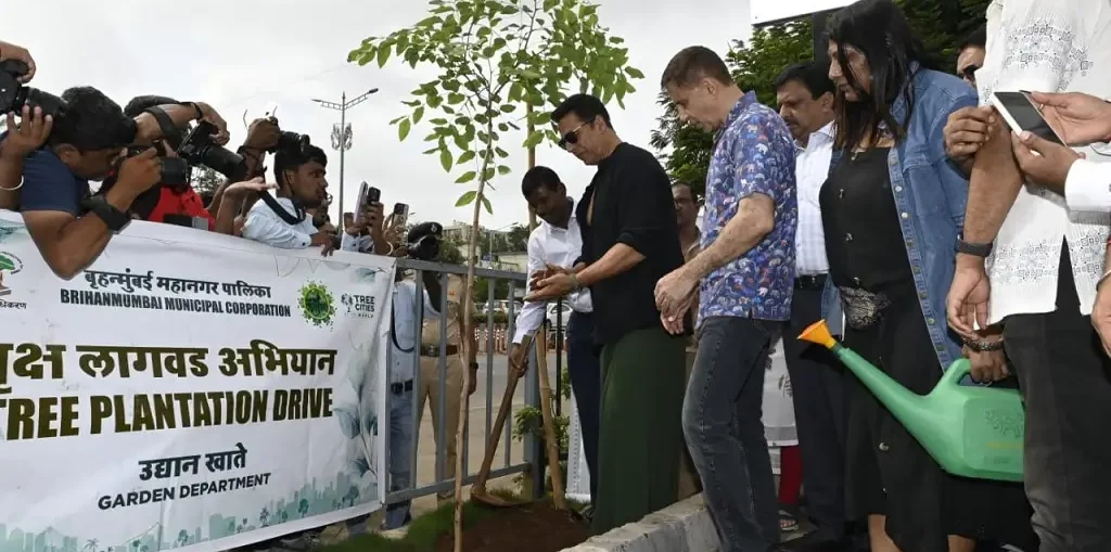 Akshay Kumar Led A Massive Tree Plantation Drive in Mumbai